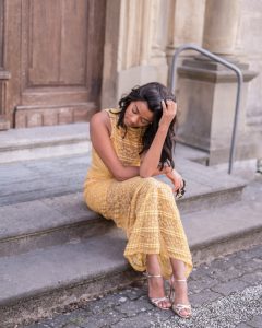 Vestido amarillo de mujer transparente