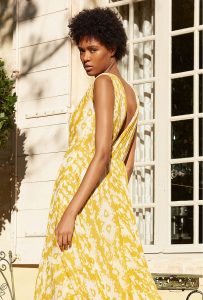 Vestido amarillo con geometrías blancas